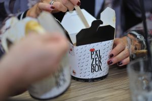 Pälzerbox geöffnet, wird gegessen
